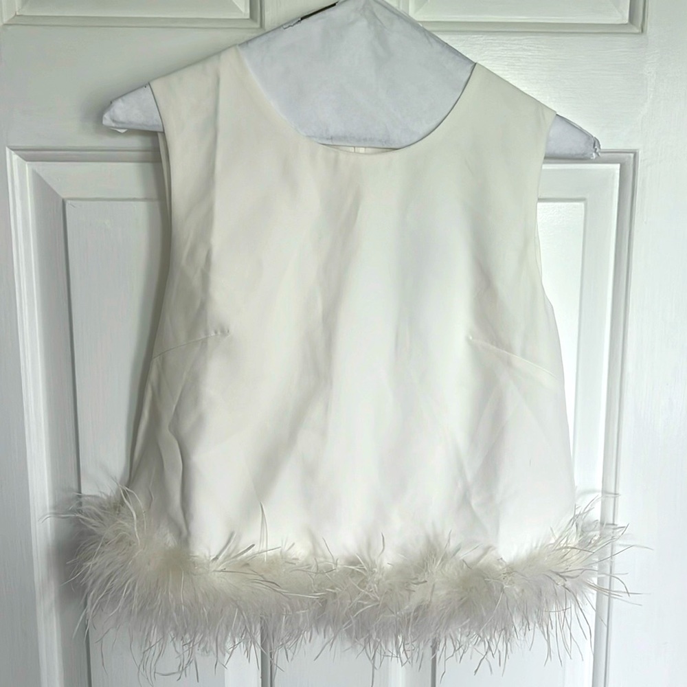 White feather bottom tank